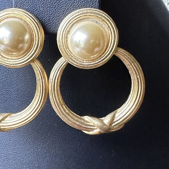 Vintage 1980s Earrings Clip 1.75" Faux Pearl Gold Tone Metal Door Knocker Retro - Picture 2 of 6